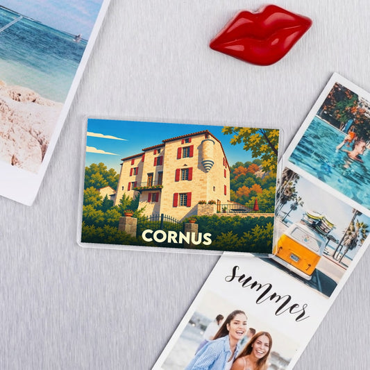 Magnet souvenir de la ville de Cornus avec une illustration stylisée d'une bâtisse provençale.