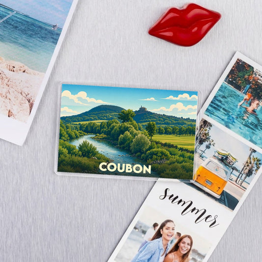 Magnet souvenir de la ville de Coubon avec une illustration stylisée de paysages verdoyants.
