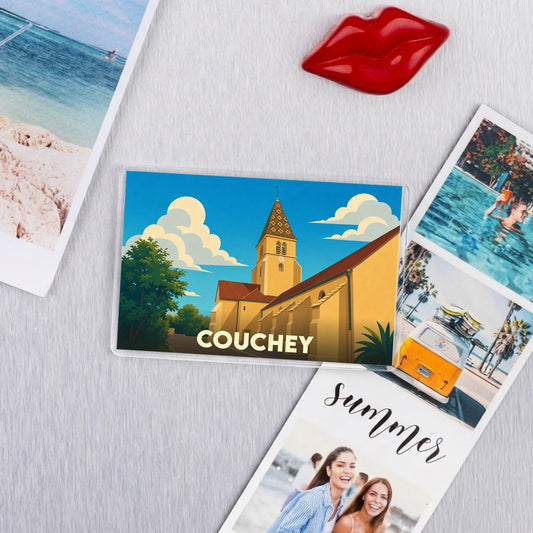 Magnet souvenir de la ville de Couchey avec une illustration stylisée de son église.