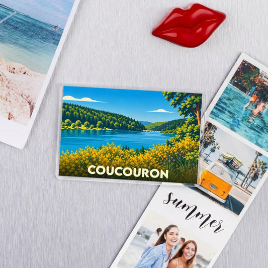 Magnet souvenir de la ville de Coucouron avec une illustration stylisée de son lac et de sa forêt.