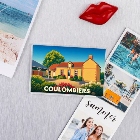 Magnet souvenir de la ville de Coulombiers avec une illustration colorée et stylisée de maison ancienne.