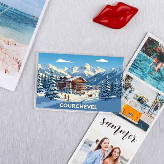 Magnet souvenir de la ville de Courchevel avec une illustration stylisée de station de ski.