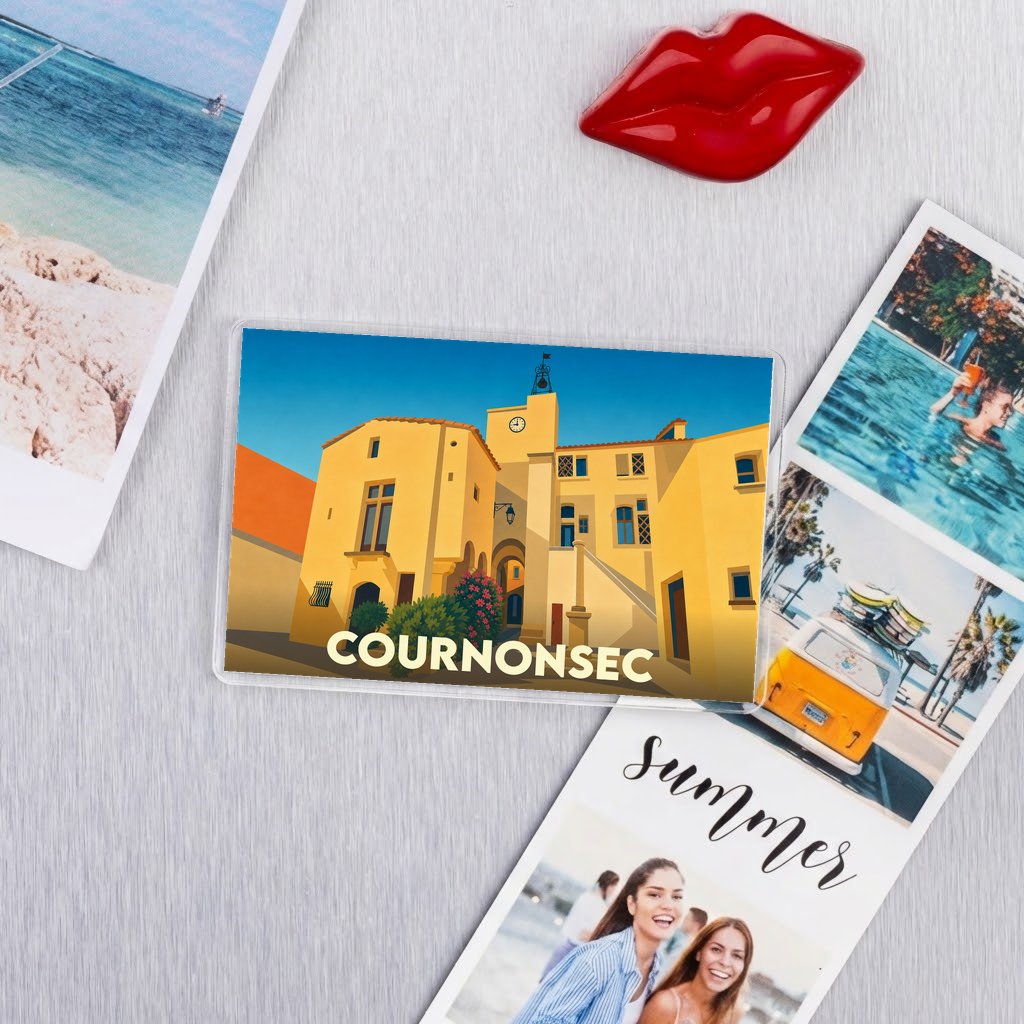 Magnet souvenir de la ville de Cournonsec avec une illustration stylisée de ses bâtiments anciens.