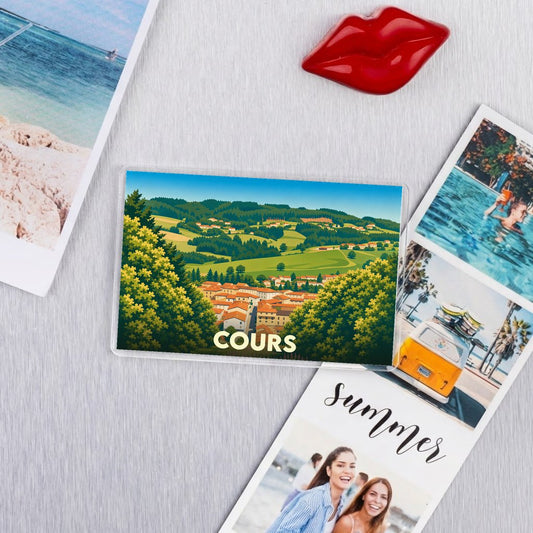 Magnet souvenir de la ville de Cours avec une illustration stylisée d'un paysage vallonné.