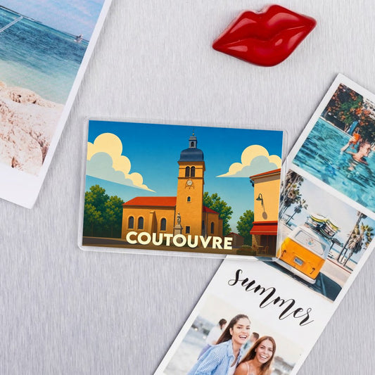 Magnet souvenir de la ville de Coutouvre avec une illustration stylisée de son église.