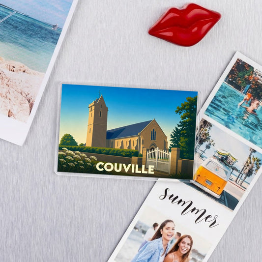 Magnet souvenir de la ville de Couville avec une illustration stylisée de son église.