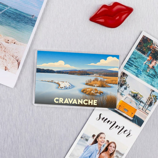 Magnet souvenir de la ville de Cravanche avec une illustration stylisée de son paysage.