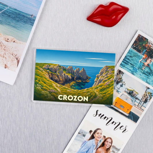 Magnet souvenir de la ville de Crozon illustrant une côte rocheuse sauvage.