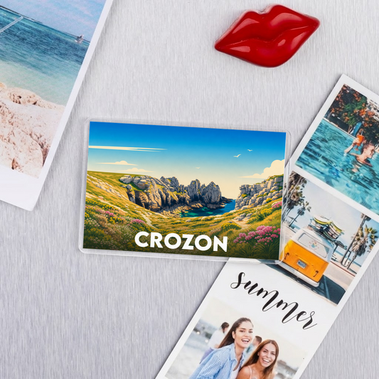 Magnet souvenir de la ville de Crozon illustrant ses falaises côtières dans un style graphique.