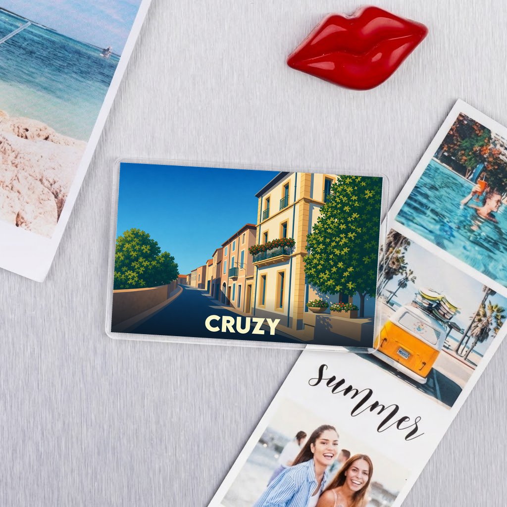 Magnet souvenir de la ville de Cruzy avec une illustration stylisée d'une rue ensoleillée.