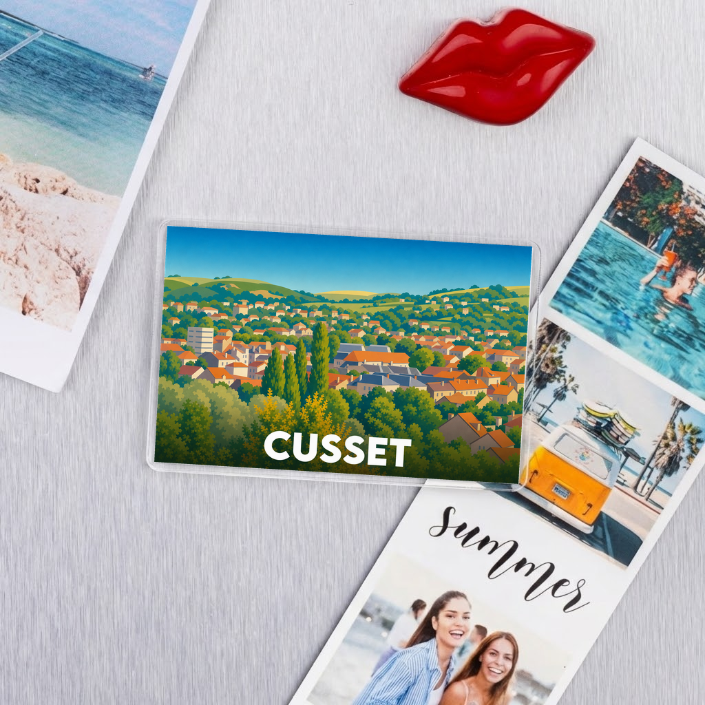 Magnet souvenir de la ville de Cusset avec une illustration stylisée de son paysage vallonné.