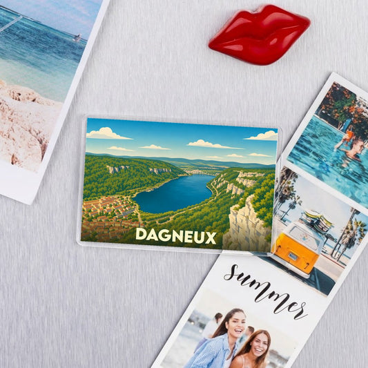 Magnet souvenir de la ville de Dagneux avec une illustration stylisée de paysages naturels et de collines.