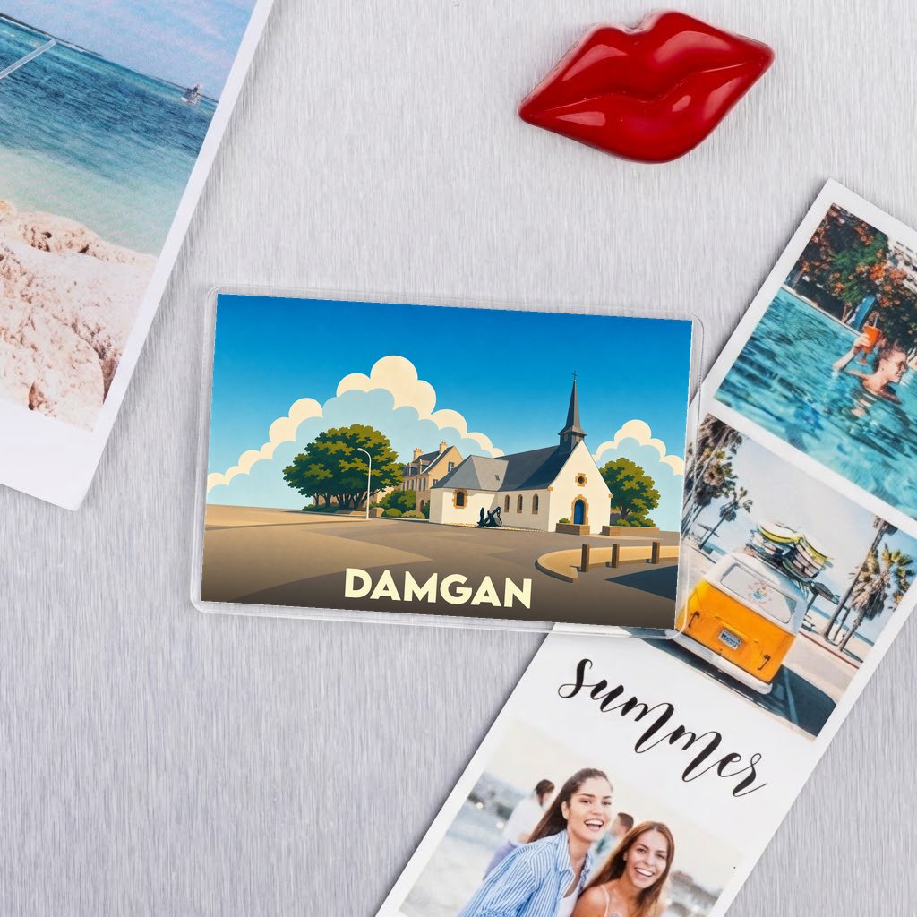 Magnet souvenir de la ville de Damgan illustrant l'église et le village dans un style épuré.