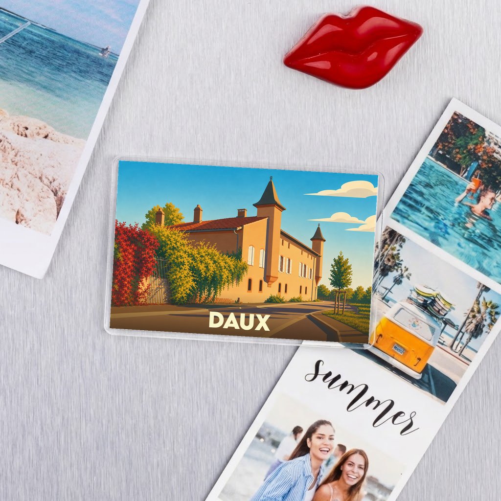 Magnet souvenir de la ville de Daux arborant une illustration stylisée de son château.