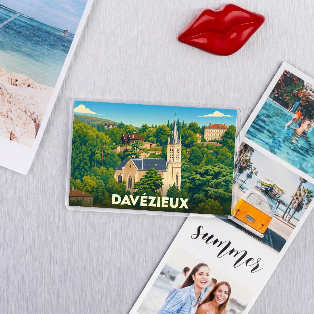 Magnet souvenir de la ville de Davézieux avec une illustration stylisée d'une église entourée de verdure.