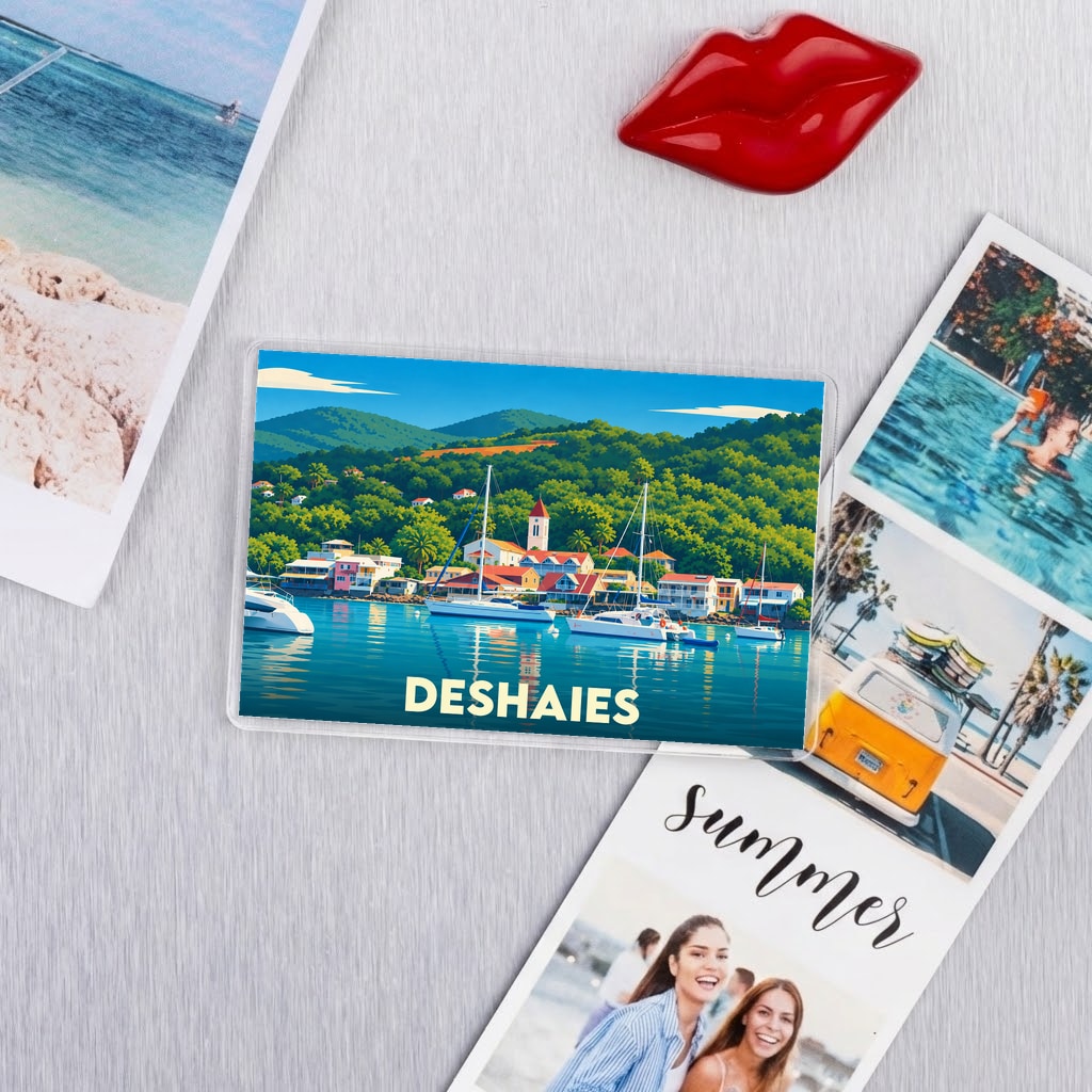 Magnet souvenir de la ville de Deshaies avec une illustration stylisée de son port.