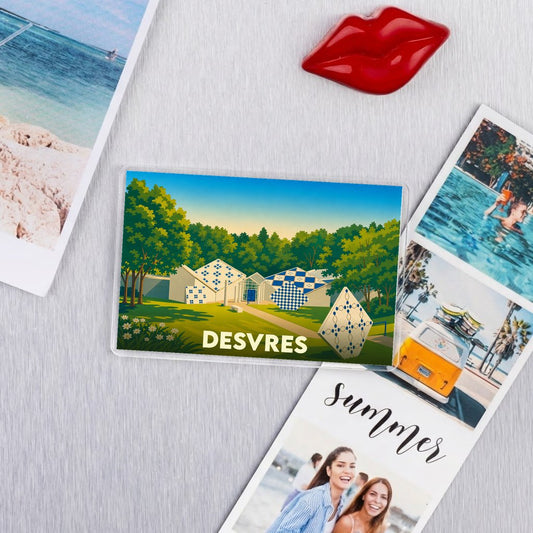 Magnet souvenir de la ville de Desvres avec une illustration stylisée de la Maison de la Faïence.