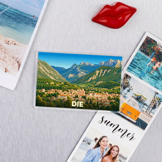 Magnet souvenir de la ville de Die avec une illustration paysagère stylisée.