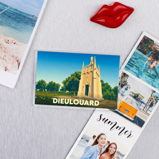 Magnet souvenir de la ville de Dieulouard avec une illustration stylisée de sa chapelle.