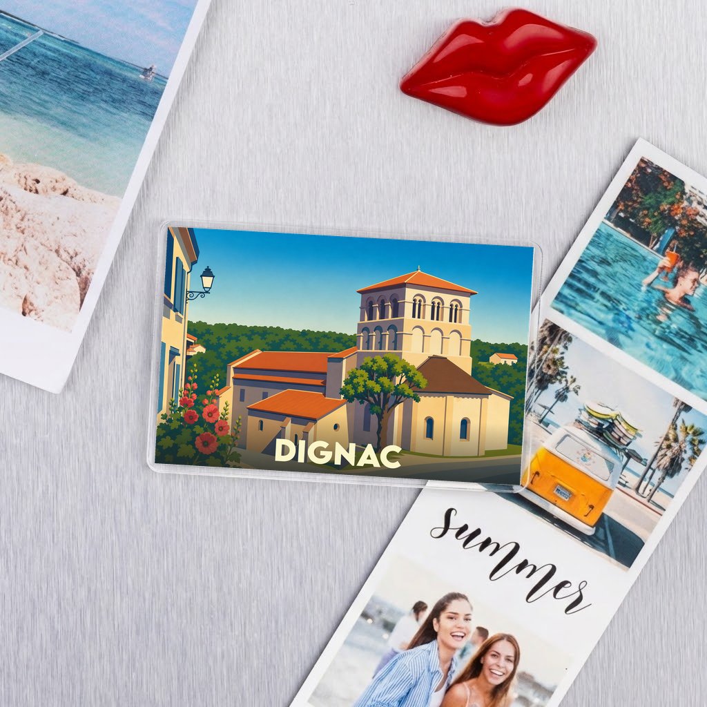 Magnet souvenir de la ville de Dignac avec une illustration stylisée de son église romane.