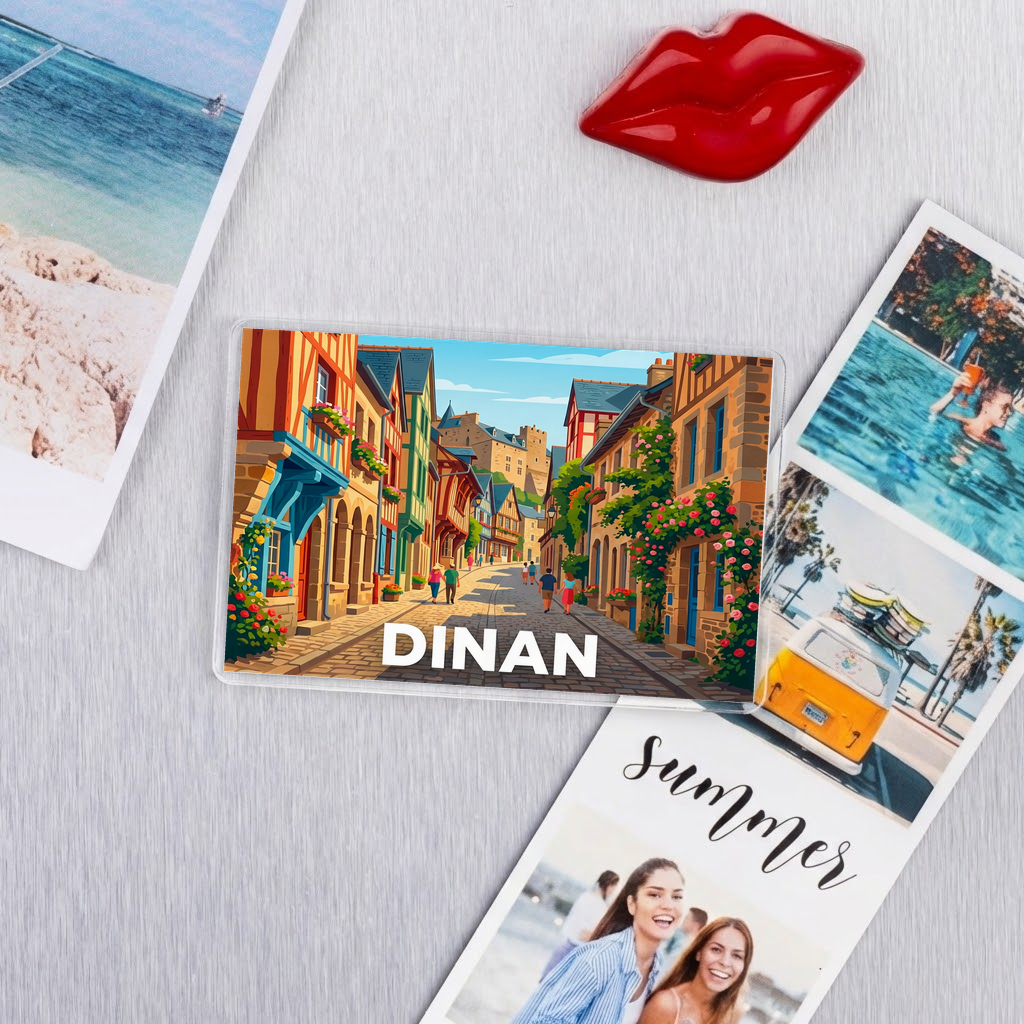 Magnet rectangulaire souvenir de la ville de Dinan avec une illustration stylisée de ses rues pittoresques.