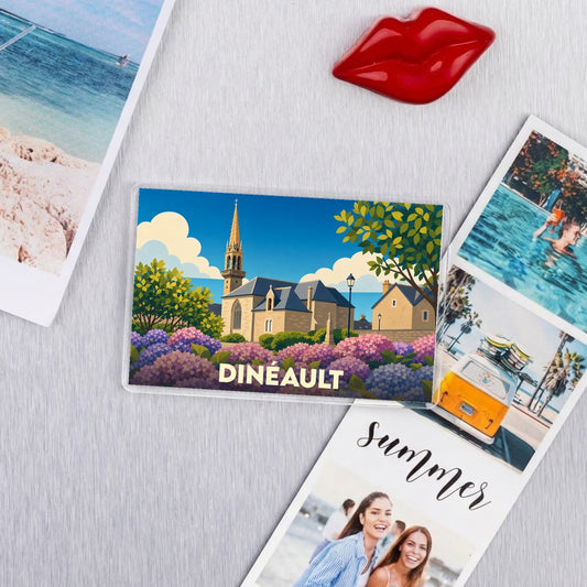 Magnet souvenir de la ville de Dinéault avec une illustration stylisée d'une église entourée d'hortensias.