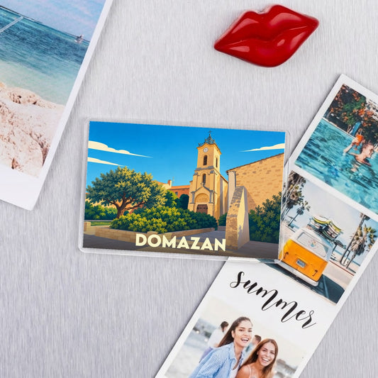 Magnet souvenir de la ville de Domazan avec une illustration stylisée de son église.