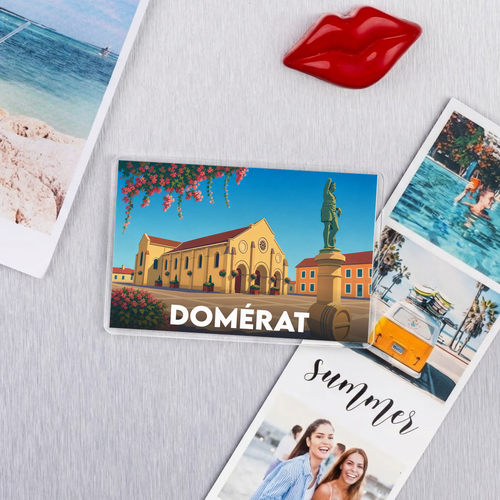 Magnet souvenir de la ville de Domérat avec une illustration stylisée de son église et d'une statue locale.