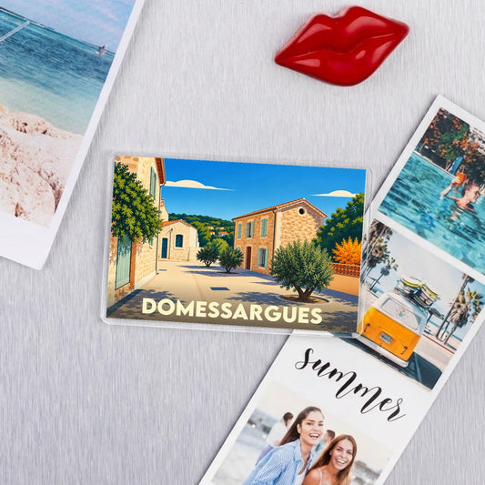 Magnet souvenir de la ville de Domessargues avec une illustration stylisée.