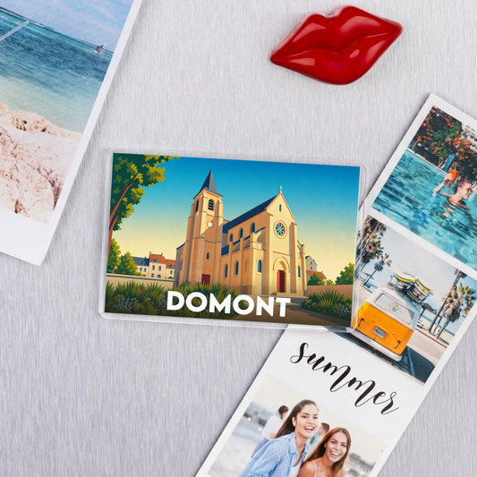 Magnet souvenir de la ville de Domont avec une illustration stylisée de son église.