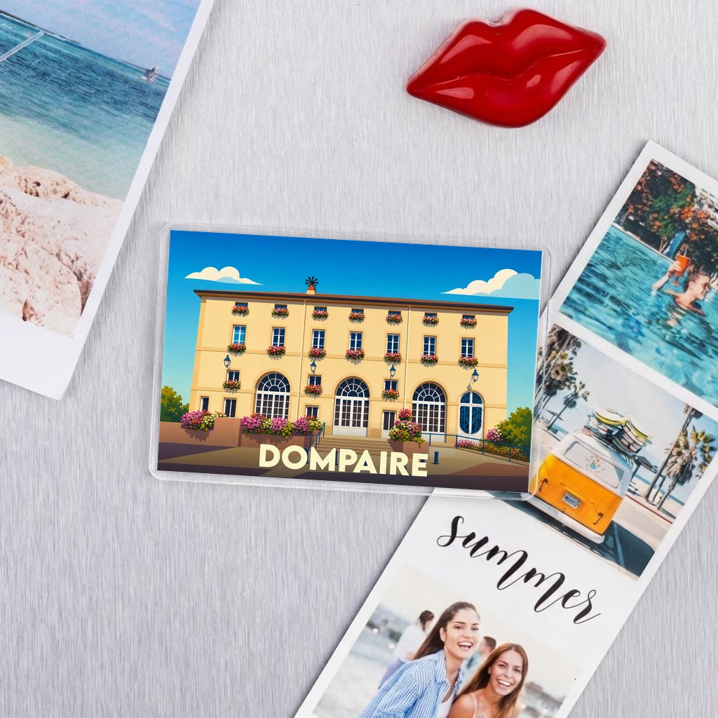 Magnet souvenir de la ville de Dompaire avec une illustration stylisée d'un bâtiment remarquable.