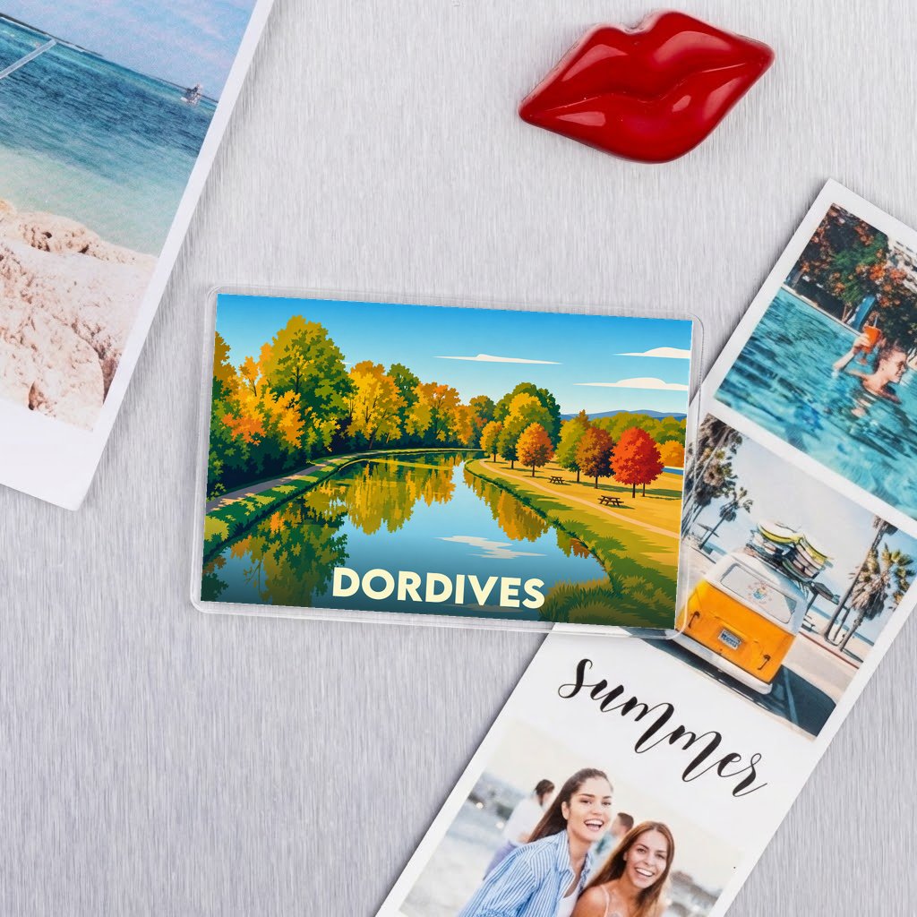 Magnet souvenir de la ville de Dordives avec une illustration stylisée d'un canal bordé d'arbres.