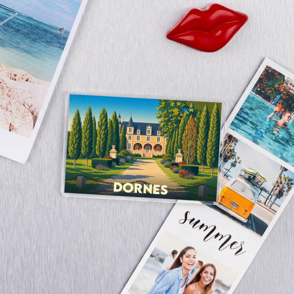 Magnet souvenir de la ville de Dornes avec une illustration stylisée d'un château entouré d'arbres.