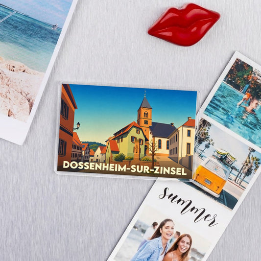 Magnet souvenir de la ville de Dossenheim-sur-Zinsel avec une illustration stylisée d'un village alsacien.