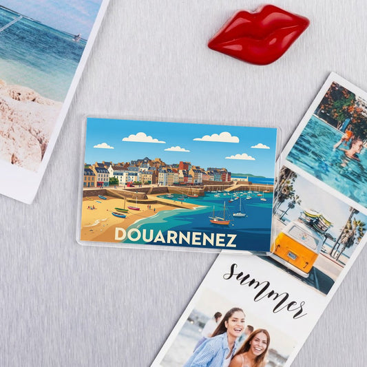 Magnet souvenir de la ville de Douarnenez avec une illustration stylisée de son port.