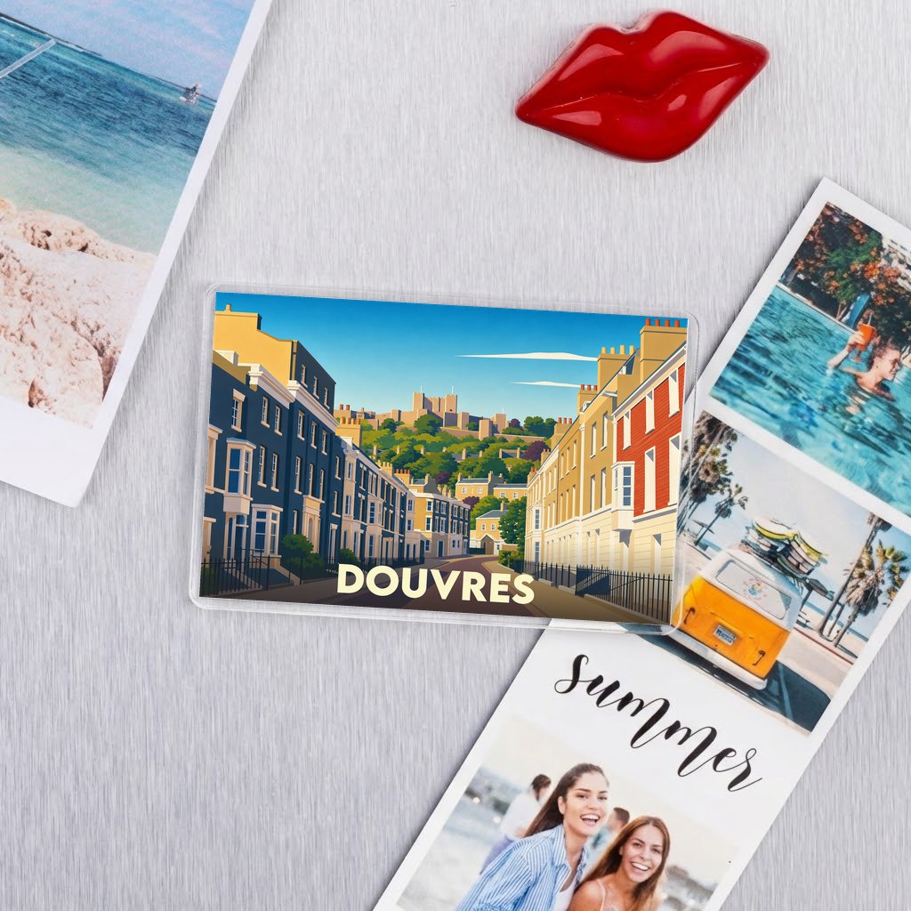 Magnet souvenir de la ville de Douvres avec une illustration stylisée de ses rues et de son château.