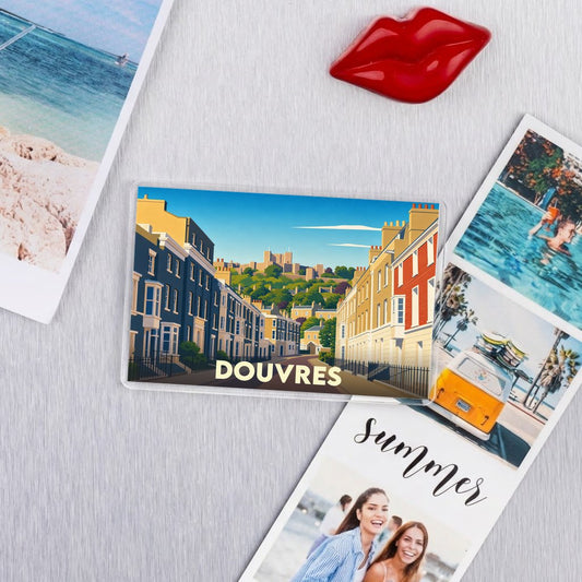 Magnet souvenir de la ville de Douvres avec une illustration stylisée de ses rues et de son château.