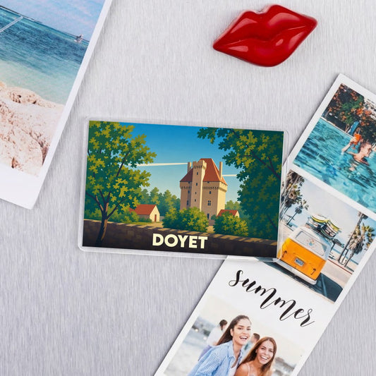 Magnet souvenir de la ville de Doyet avec une illustration stylisée de son château.