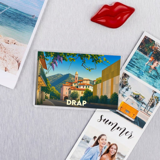 Magnet souvenir de la ville de Drap avec une illustration stylisée d'un paysage provençal.
