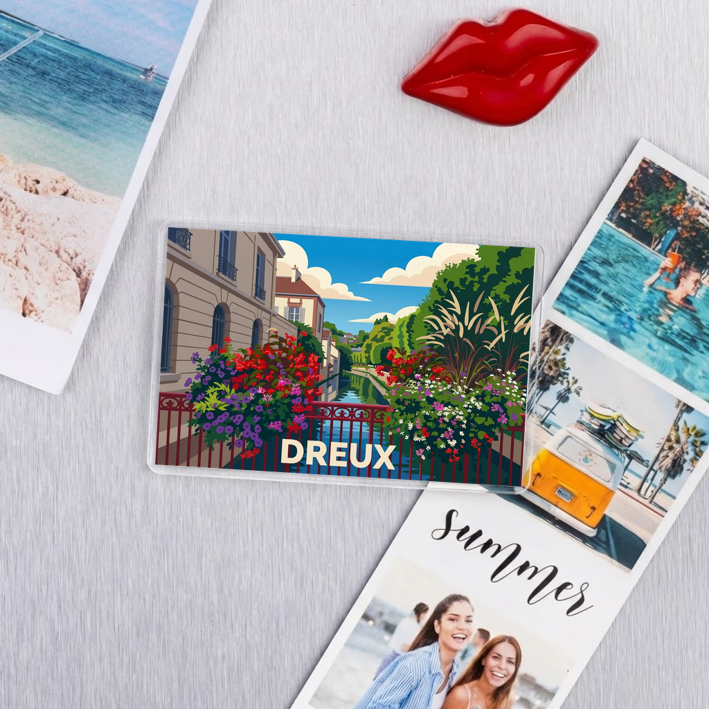 Magnet souvenir de la ville de Dreux avec une illustration stylisée d'un canal fleuri.