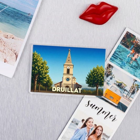 Magnet souvenir de la ville de Druillat avec une illustration stylisée de son église.