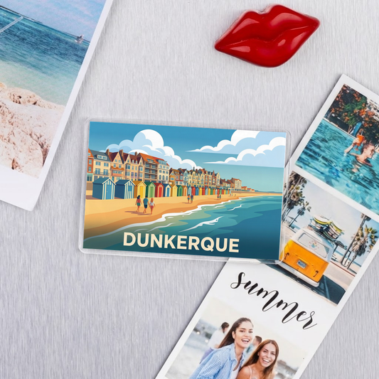 Magnet souvenir de la ville de Dunkerque avec une illustration stylisée de sa plage et de ses cabines colorées.