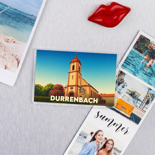 Magnat souvenir de la ville de Durrenbach avec une illustration stylisée de son église.