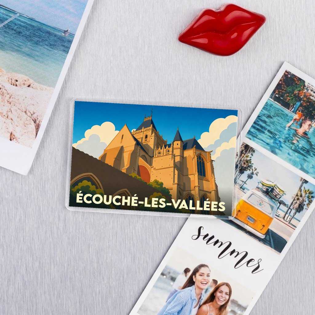 Magnet souvenir de la commune de Écouché-les-Vallées avec une illustration stylisée de son église.
