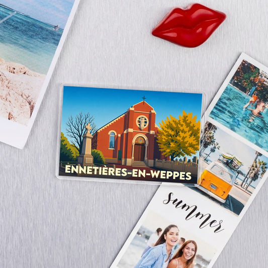 Magnet souvenir de la ville d'Ennetières-en-Weppes avec une illustration stylisée de son église.