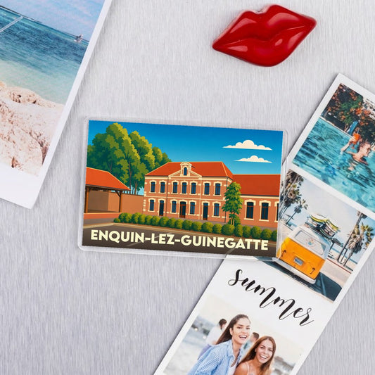 Magnet souvenir de la ville d'Enquin-lez-Guinegatte avec une illustration stylisée de son architecture.