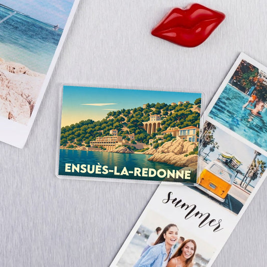 Magnet souvenir de la ville d'Ensuès-la-Redonne avec une illustration stylisée de son paysage côtier.