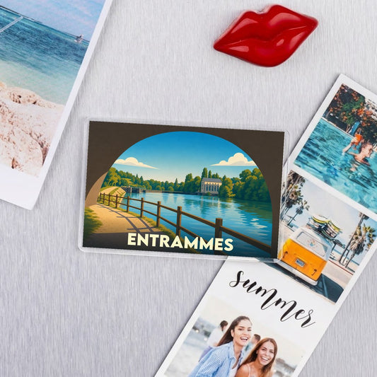 Magnet souvenir de la ville d'Entrammes avec une illustration stylisée d'un paysage fluvial.