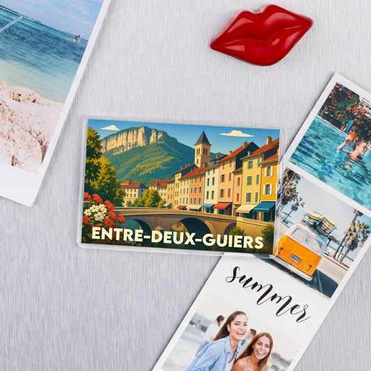 Magnet souvenir de la ville de Entre-deux-Guiers avec une illustration stylisée et colorée.