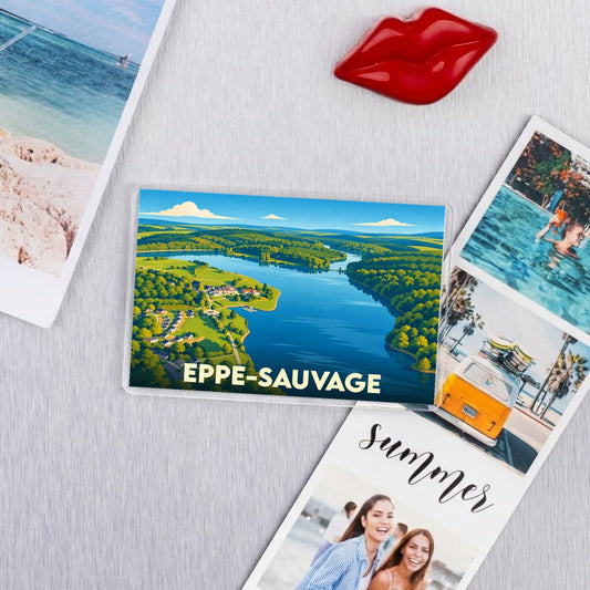 Magnet souvenir de la ville de Eppe-Sauvage avec une illustration stylisée d'un paysage de lac.